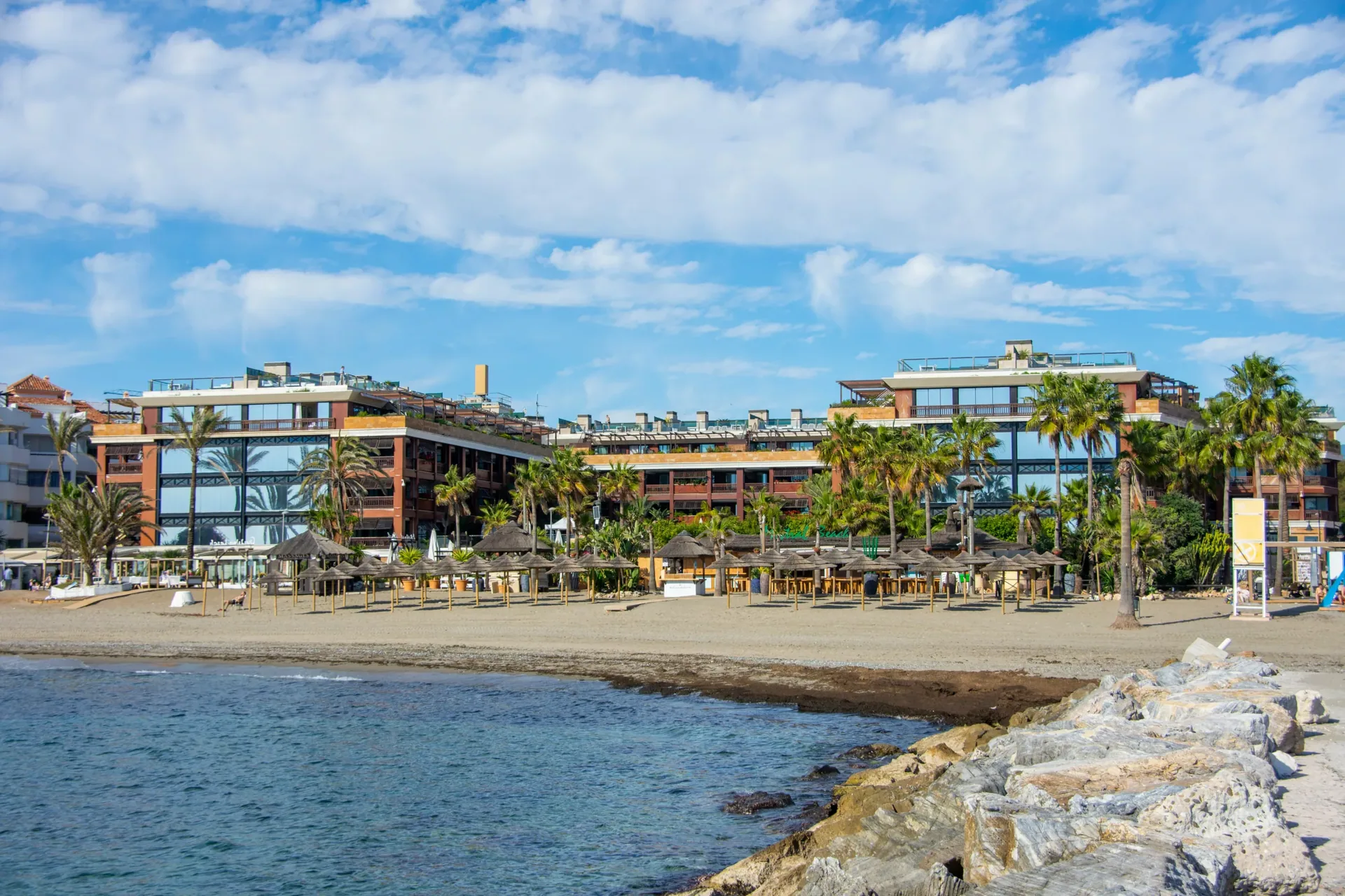 Die besten Beach Clubs in Marbella: Entspannung pur am Meer