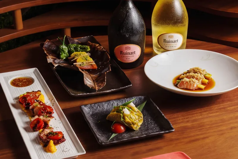 Champagner-Woche im Nobu Hotel Marbella: Ruinart-Flaschen neben Gängen des Herbst-Omakase