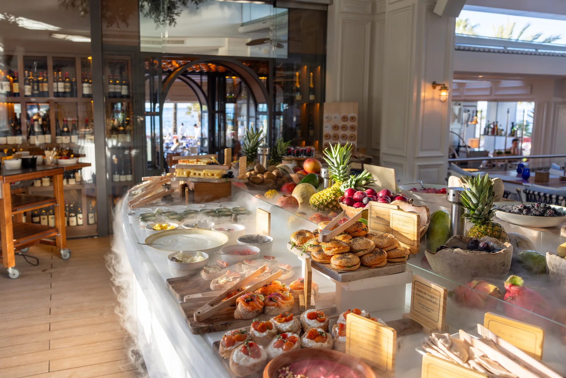 Frühstücksbuffet mit Gebäck und Obst im Sea Grill des Puente Romano Marbella