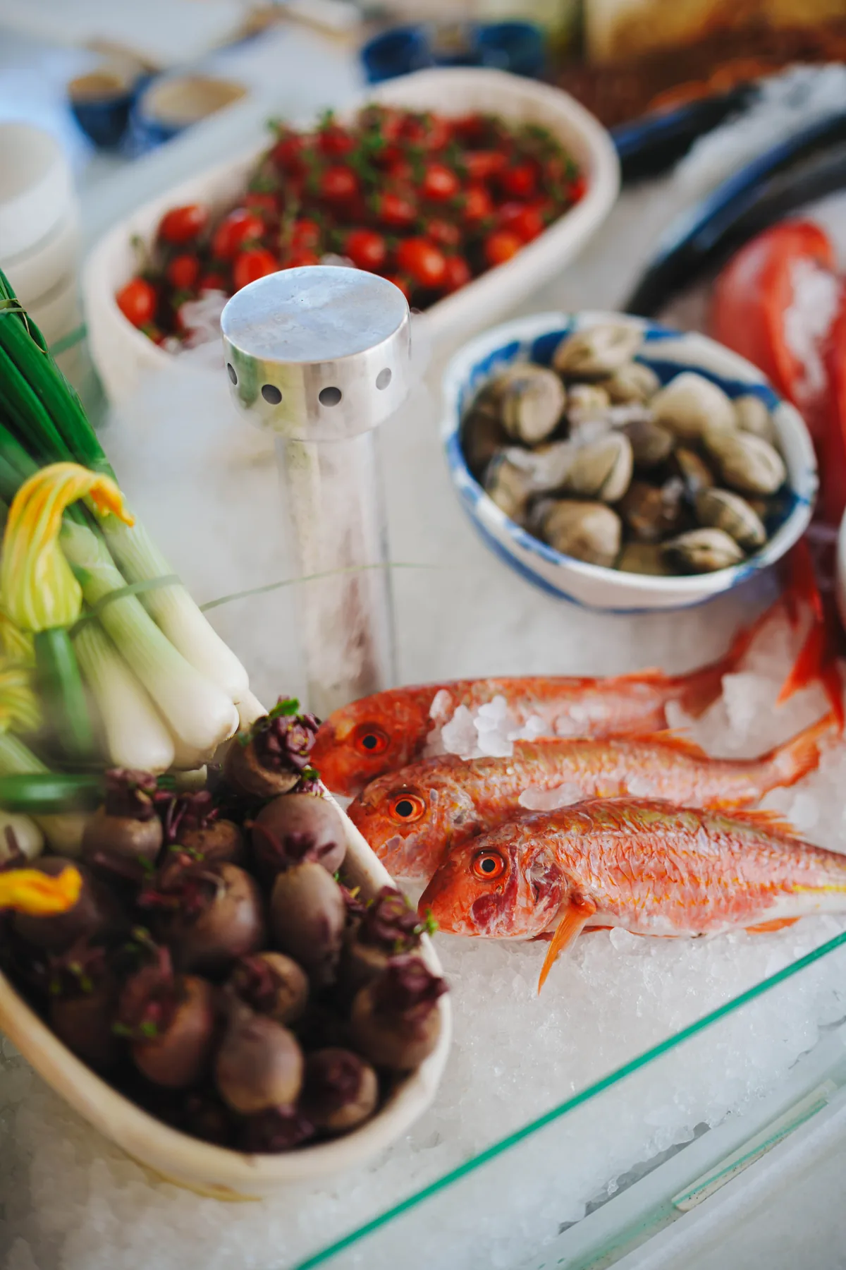 Fisch, Muscheln und Gemüse auf Eis an der Seafood-Bar des Sea Grill im Puente Romano Marbella